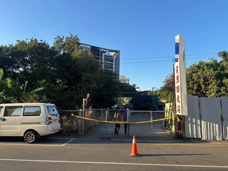 中市發生資源回收場（回收站）的怪手，撞死婦人的意外，警方封鎖現場蒐證。（記者張瑞楨翻攝）