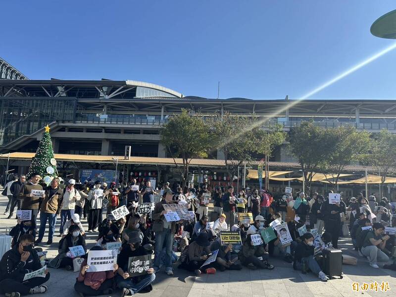 上百名青鳥自發到台中火車站抗議藍白立委強推惡法。（記者蘇金鳳攝）