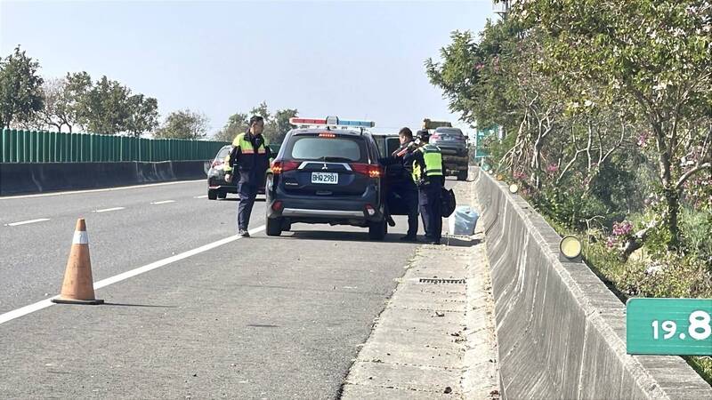 疑似毒駕肇事逃逸，在嘉義東西向快速公路鹿草段遭警方緝捕到案。（民眾提供）