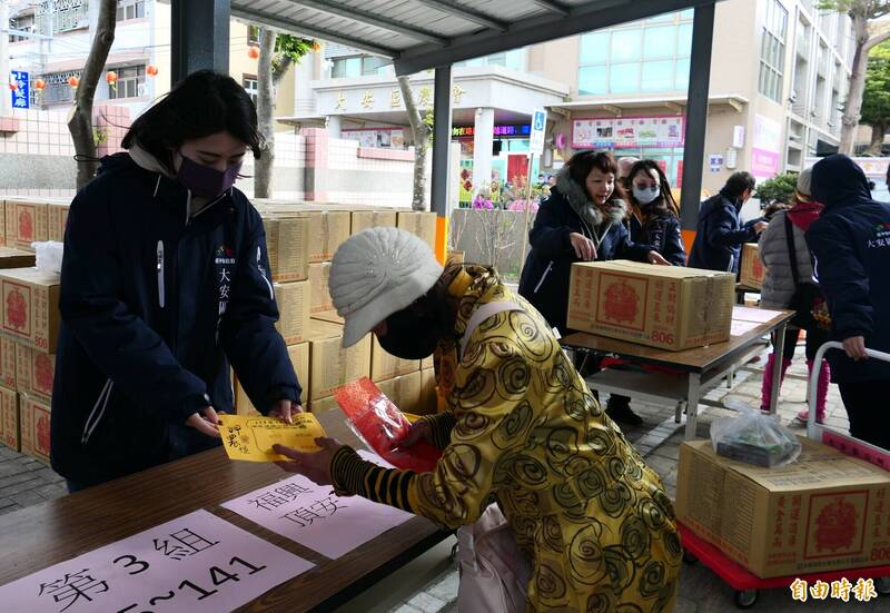 大安區民眾領取寒冬送暖物資。（記者張軒哲攝）