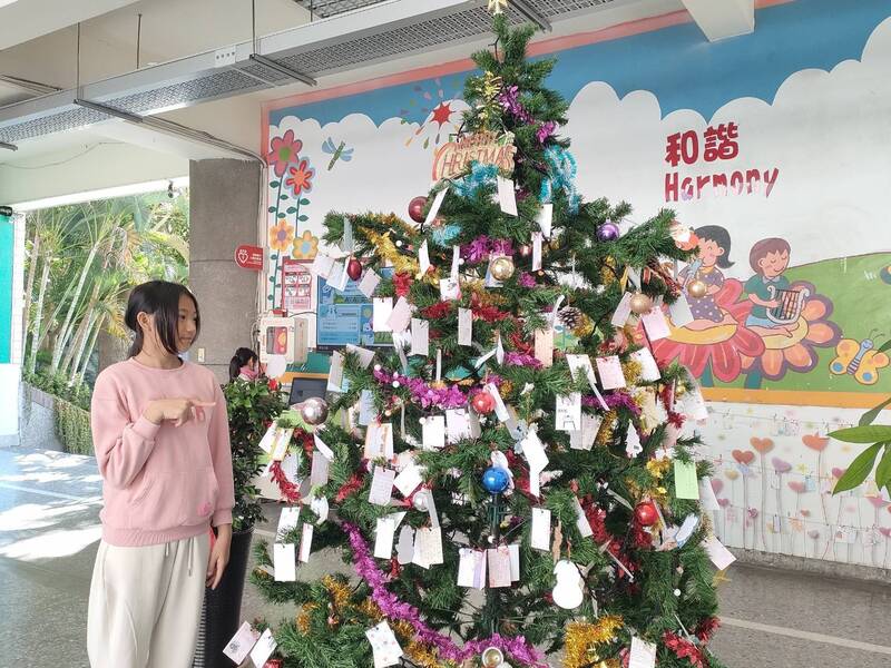小朋友刷臉、握拳或比讚,就能點亮耶誕樹。(北屯文昌國小提供) 小朋友刷臉、握拳或比讚,就能點亮耶誕樹。(北屯文昌國小提供)