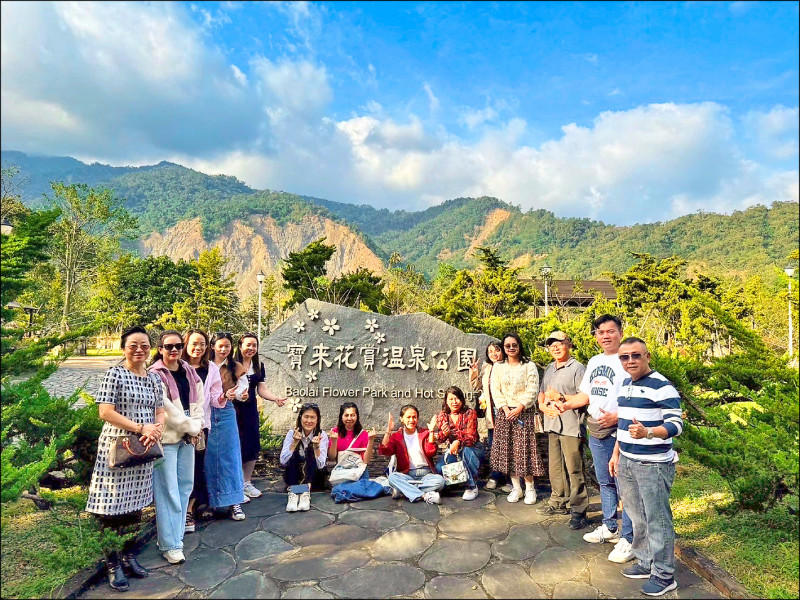 在東北亞旅客穩健成長同時，觀光局也積極開發東南亞市場；圖為邀請越南踩線團參訪寶來花賞溫泉公園。（觀光局提供）