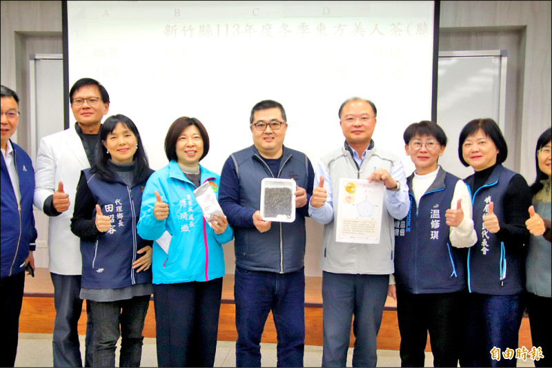 竹縣東方美人茶冬茶「茶王」陳瑞書（中），也是去年冬茶特等得主。（記者黃美珠攝）