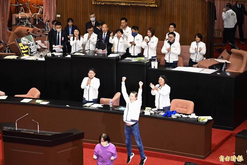 財劃法三讀通過，國民黨立委開心慶祝。（記者羅沛德攝）