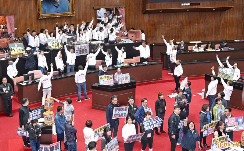 立法院20日舉行院會，並以舉手表決方式處理選罷法修正案。（記者方賓照攝）