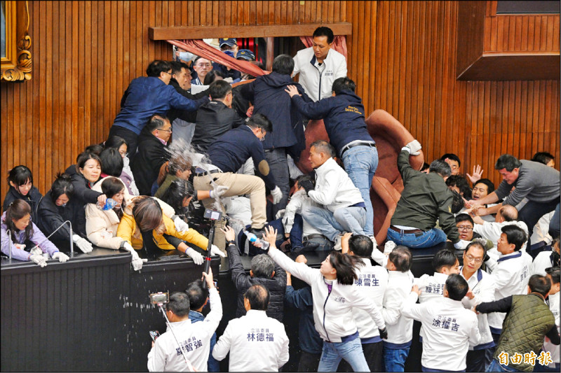 立法院院會昨在藍綠衝突下三讀通過「選罷法」、「憲法訴訟法」和「財劃法」。藍綠黨鞭前一天雖溝通，但講完就翻臉不認，綠破窗闖佔議場，藍決定輾壓通過。（記者方賓照攝）