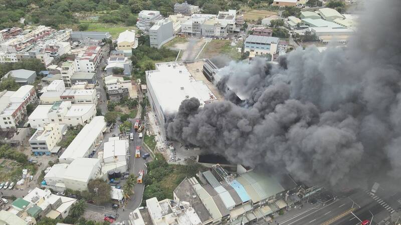 全聯倉儲大火造成9人死亡，中檢認為是切割火星引燃PS保溫板。（消防局提供）