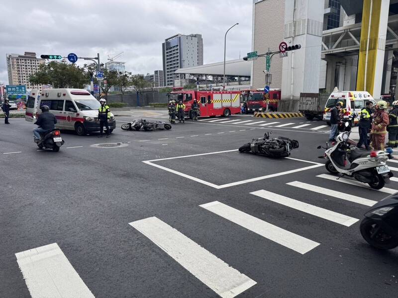 車禍現場一片狼藉。（記者徐聖倫翻攝）