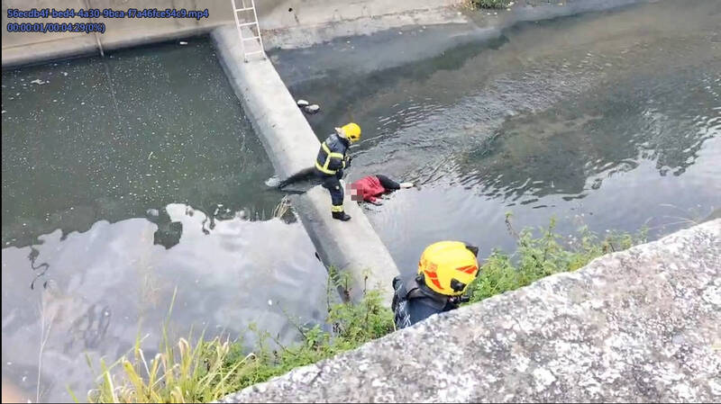 85歲阿嬤落入大排內泡水，消防人員到場救援。（嘉義市消防局提供）