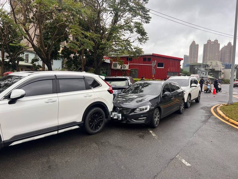 69歲的林姓老翁，今日中午開車行經新北市新店區美河市圓環，疑似因為誤打倒車檔，以倒車方式衝進圓環。（記者鄭景議翻攝）