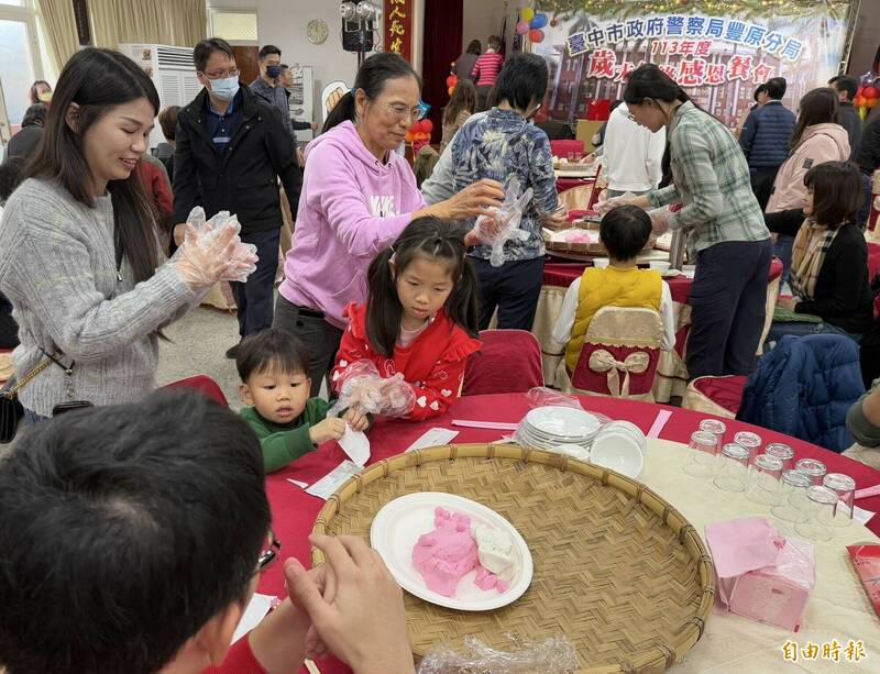 豐原分局舉辦冬至搓湯圓與年終感恩餐會。（記者張軒哲攝）