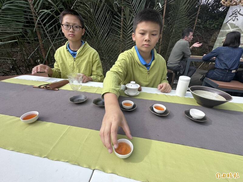 樟湖國中小舉辦謝茶祭，茶席由學生泡茶讓來賓品茗。（記者李文德攝）