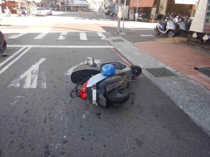 汽車在台中東山路撞倒機車騎士逃逸，車主宣稱當時僅感覺震動一下，不知道自己撞上機車。（記者張瑞楨翻攝）（記者張瑞楨攝）