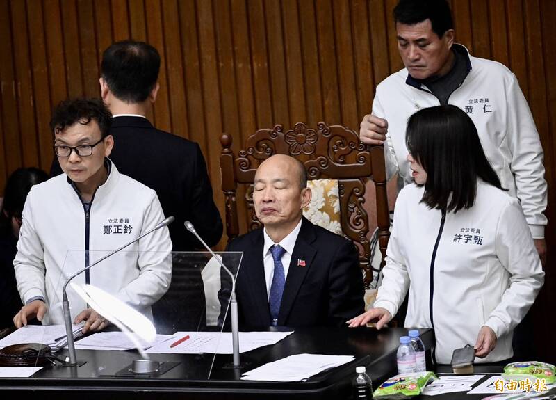 藍白立委憑藉人數優勢,20日在立法院會表決通過備受爭議的「公職人員選舉罷免法」、「憲法訴訟法」及「財政收支劃分法」等修法。(記者羅沛德攝) 藍白立委憑藉人數優勢,20日在立法院會表決通過備受爭議的「公職人員選舉罷免法」、「憲法訴訟法」及「財政收支劃分法」等修法。(記者羅沛德攝)