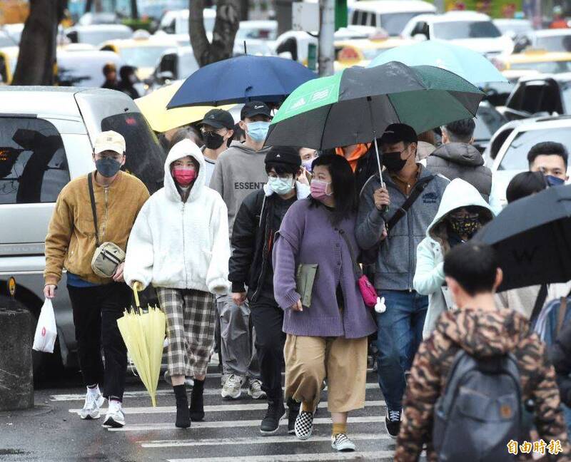 週日（22日）清晨最冷，桃園以北、台灣東北部、東部地區及北部山區有局部短暫雨，其他地區多雲到晴。（資料照）