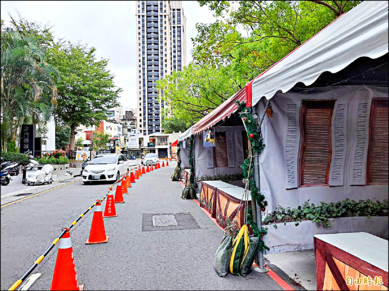 新竹市府在護城河兩側辦聖誕市集，攤商抱怨面向馬路根本無法吸引人潮，僅用三角錐隔開車道動線設計危險。（記者洪美秀攝）