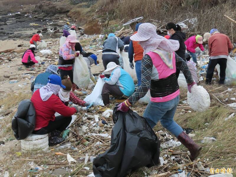 澎湖每年都投入大筆經費與人力，治理綿延海岸線。（記者劉禹慶攝）