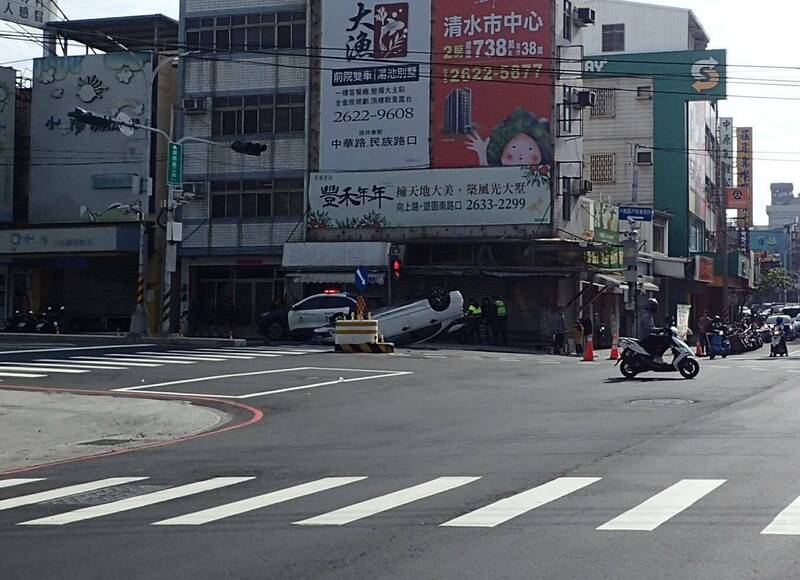 男子駕車左轉搶快撞行人庇護島翻車 受傷還要挨罰 - 臺中市 - 自由時報電子報