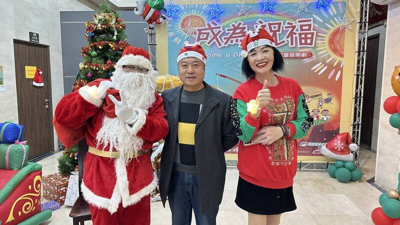 湖西鄉長陳振中（中），在湖西鄉公所舉辦耶誕晚會。（湖西鄉公所提供）