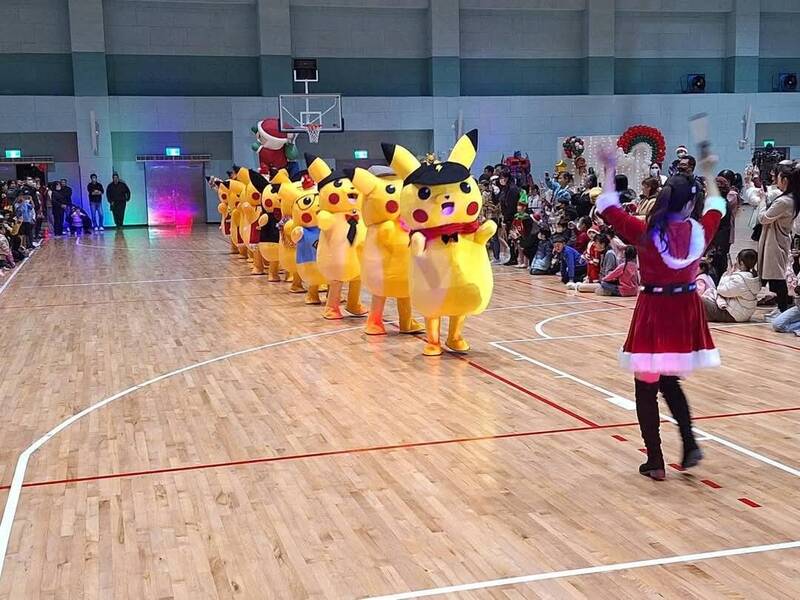 馬公市公所耶誕晚會，由皮卡丘列隊，成為開幕驚喜。（藍凱元提供）