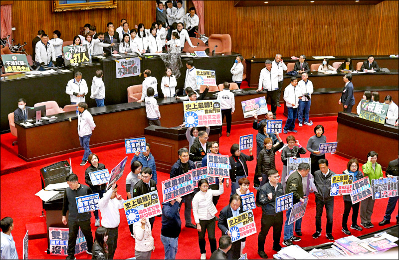藍白立委強行通過選罷法、憲訴法及財劃法等爭議修法。
（資料照）