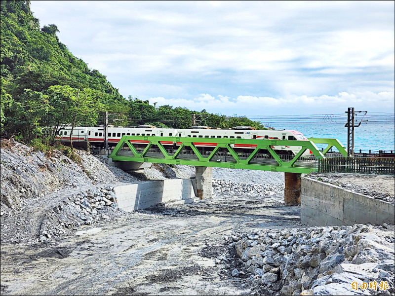 北迴線西小清水橋通車，恢復雙線雙向通行，卓揆視察時剛好有雙向列車交會。（記者花孟璟攝）