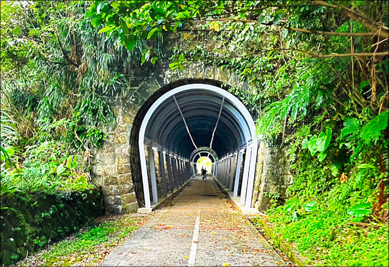 瑞猴自行車道沿途舊隧道群，彷彿走進百年前風華歲月。（新北市觀旅局提供）