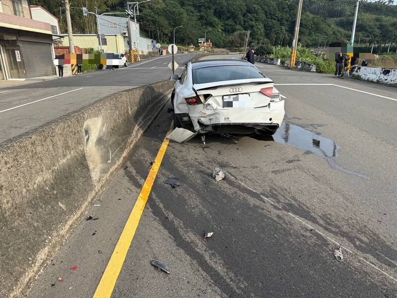 許男車子突然失控衝撞路旁電線桿，車子受創嚴重。（警方提供）