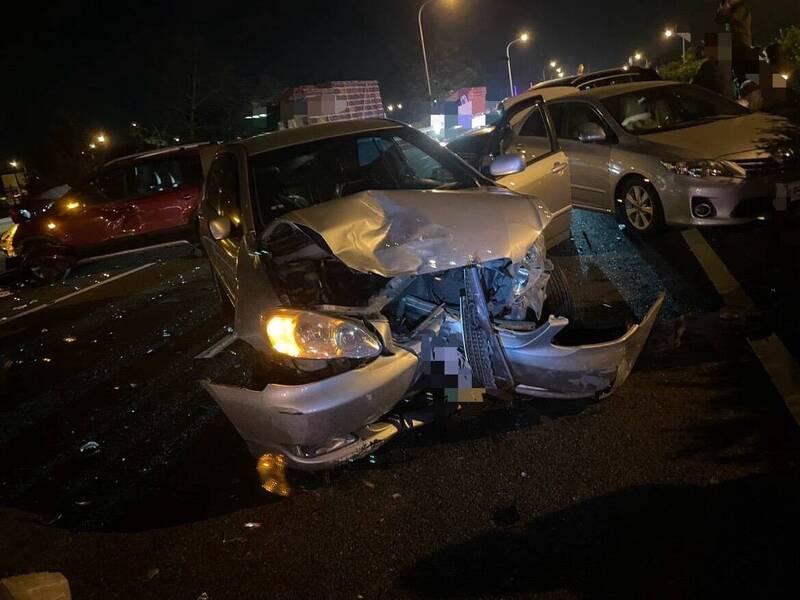 國道1號南向嘉義大林路段昨深夜發生連環撞車禍，現場車輛嚴重凹損。（警方提供）