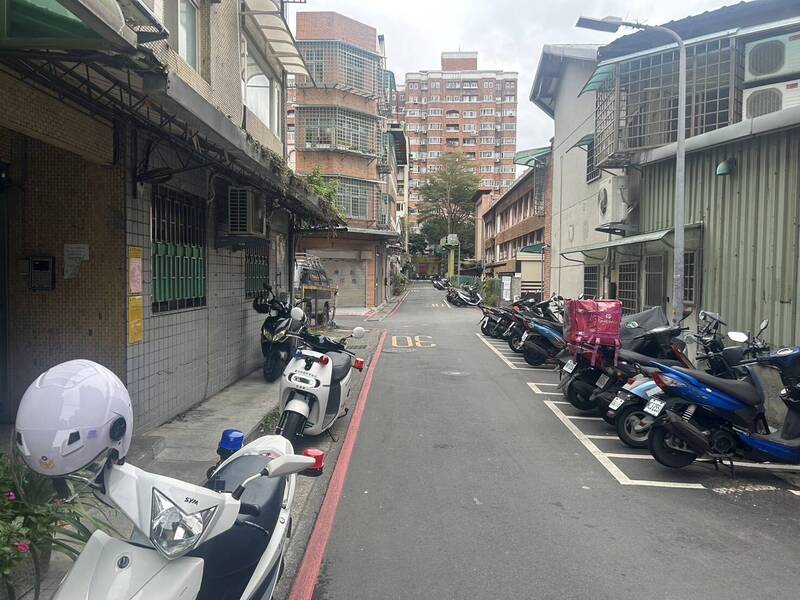 警方獲報前往陳男住處。（記者王冠仁翻攝）