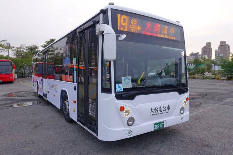 台南市區「19路」公車更換營運業者，並由每日35班次增為60班次，班距縮短至平均約30分鐘。（台南市政府提供）