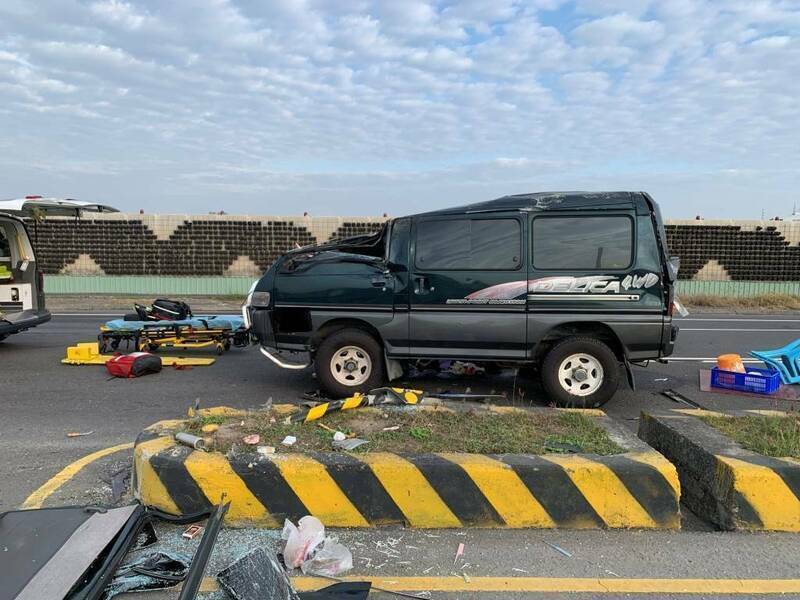 廂型車遇撞擊後翻到對向車道，車頭嚴重凹陷。（警方提供）