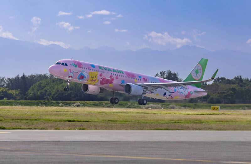 長榮航空Hello Kitty彩繪機「粉萌機」，2025年1月22日至2月28日限時飛航高雄-香港。（長榮航空提供）