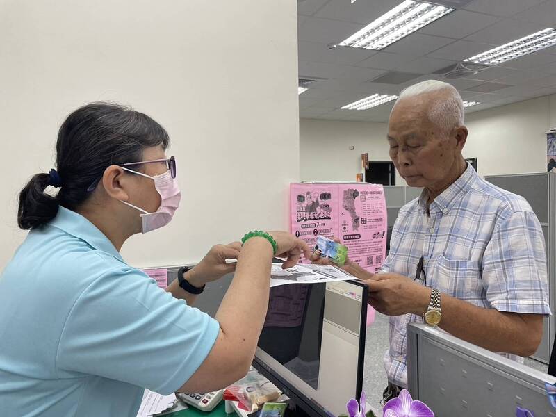 屏東敬老卡及博愛卡到各鄉鎮市公所臨櫃就能製卡取卡。（屏東縣政府提供）