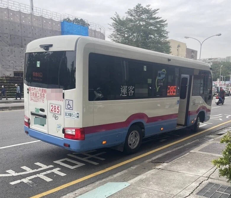 肇事的東南客運公車。（民眾提供）