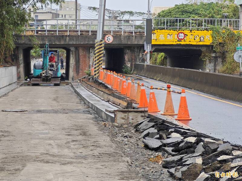 潭稅橋下原糖鐵涵洞重新整理、鋪設，將闢為東向新車道。（記者吳俊鋒攝）