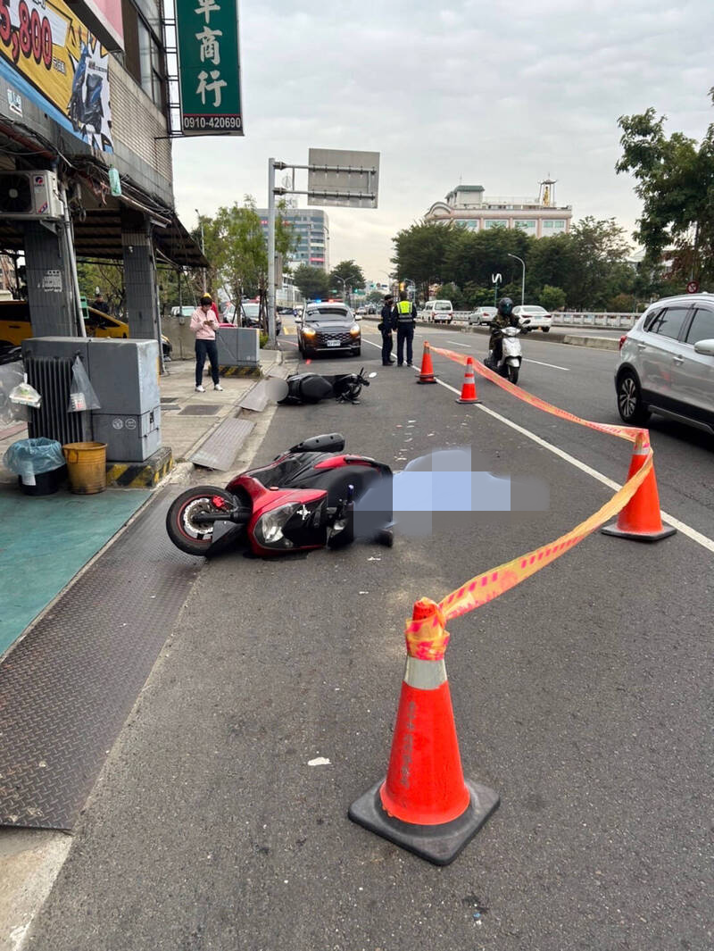 台中騎士超車鑽車縫擦撞女大生倒地 捲入公車底爆頭亡 - 社會 - 自由時報電子報