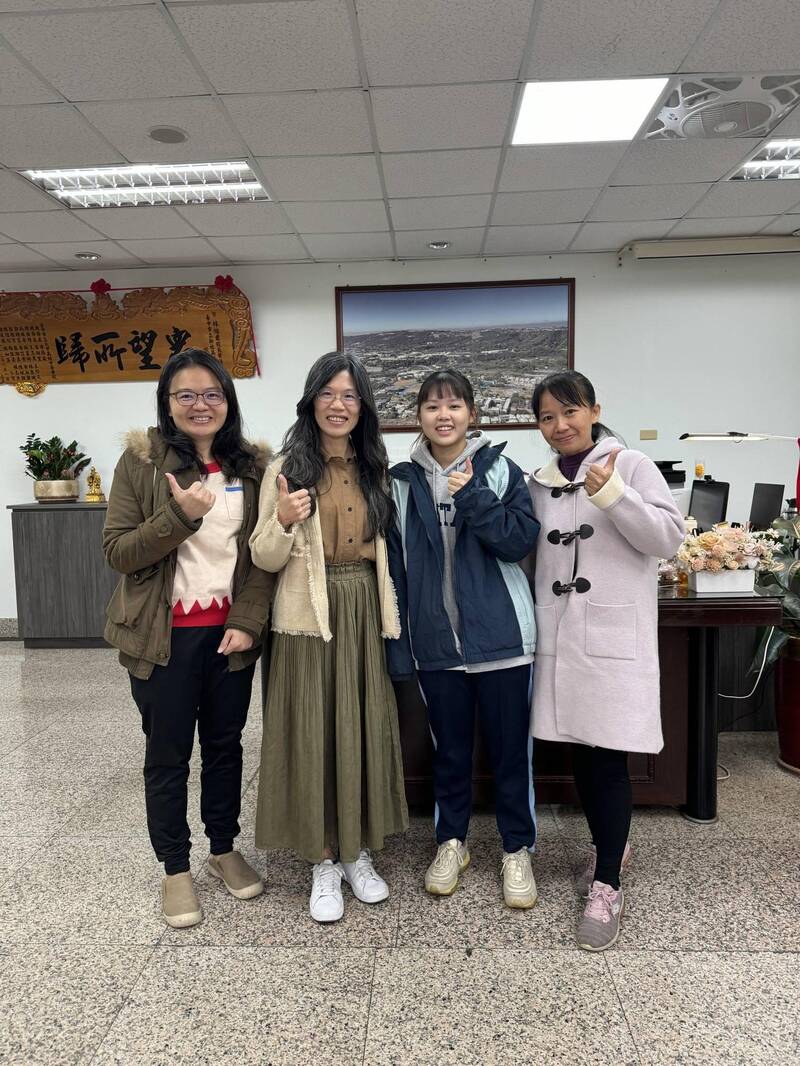 新社高中學生林湘晴(右二)透過「希望入學」成功錄取台大護理系。(新社高中提供) 新社高中學生林湘晴(右二)透過「希望入學」成功錄取台大護理系。(新社高中提供)
