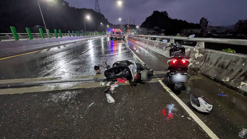 現場多輛機車發生碰撞。（記者吳昇儒翻攝）