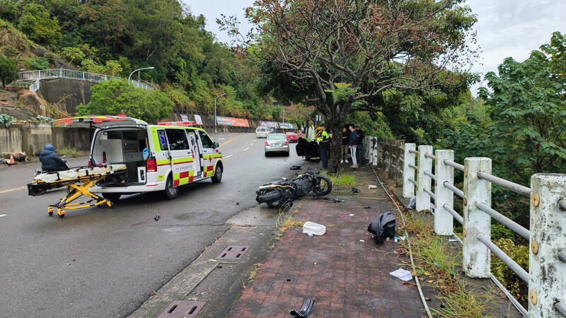 事故現場留有楊女機車。（民眾提供）