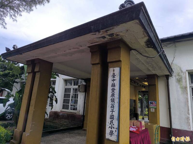 翁子國小「公學校校舍暨宿舍」為歷史建築，24日舉行修復再利用工程開工典禮！（記者歐素美攝）