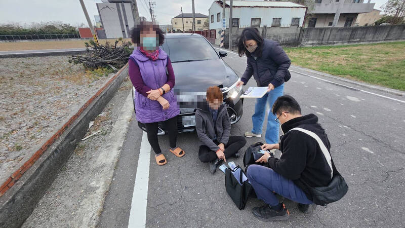 警方逮捕來自馬來西亞（中染髮）的陳姓車手。（警方提供）