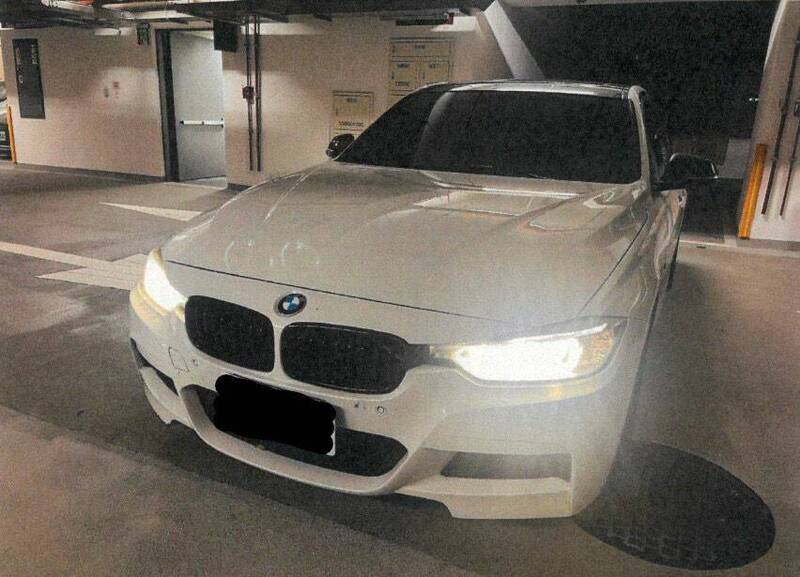 警方查扣吳嫌用贓款買來的ＢＭＷ轎車。（記者王冠仁翻攝）