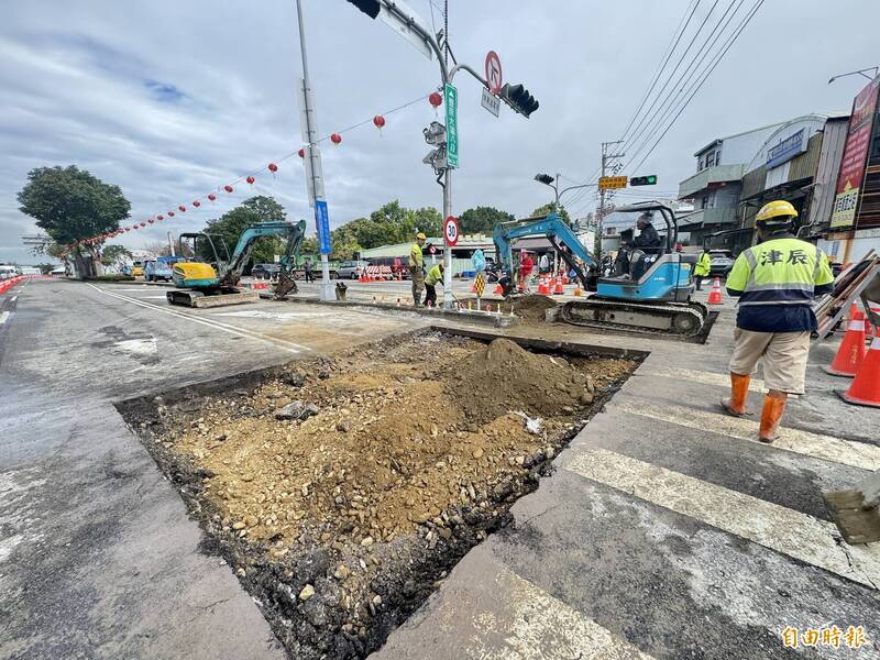 自來水管線滲漏造成豐原大道八段出現天坑，自來水公司施工回填。（記者歐素美攝）