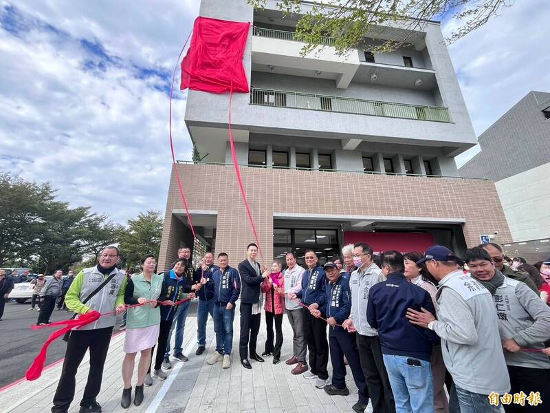 新竹縣竹北市民活動中心新社館今天揭綵啟用。（記者黃美珠攝）