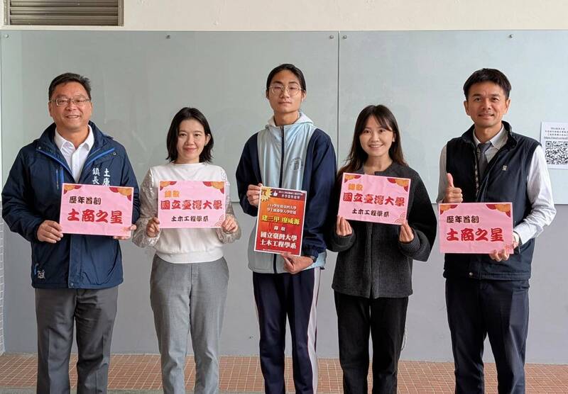 土庫商工廖威源（中）錄取台灣大學土木工程學系，土商校友、土庫鎮長陳特凱（左起）、導師許嘉惠、老師陳芸蓁及土商校長吳星宏，都為他感到開心及驕傲。（土庫商工提供）