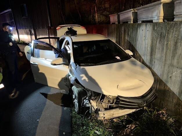 新北市郭姓女毒蟲吸食「喪屍煙彈」後在車上昏睡，見警駕車自撞被逮，租來的轎車車頭全毀。（記者吳仁捷翻攝）