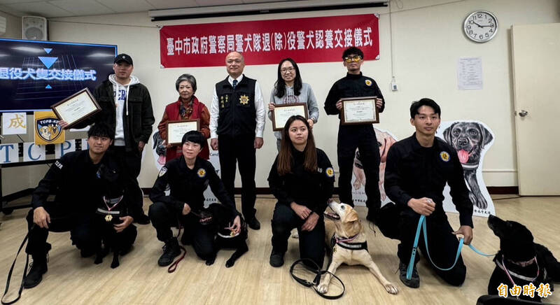 4隻警犬與領養者同時亮相。（記者許國楨攝）