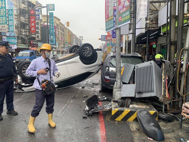 李男駕車撞毀變電箱致翻車，造成136戶停電，台電全力搶修中。（讀者提供）