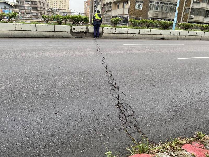 連結雙北市的北新橋面柏油鋪面裂縫，令民眾擔心影響公安。（民眾提供）